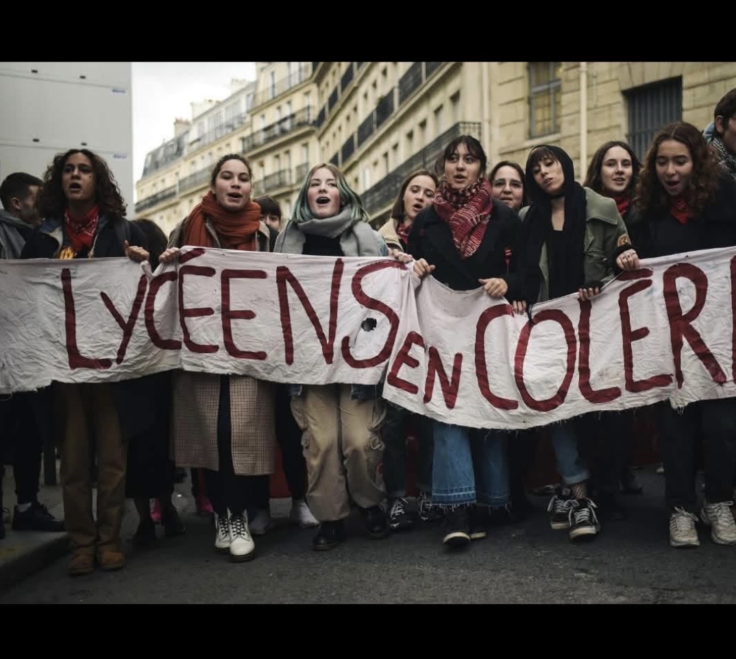 Manifestants tenant une grande banderole lycéenne