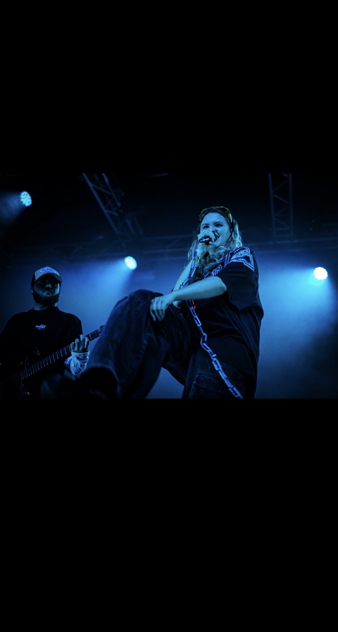 Yuhna Foster au micro et Nuwtone à la guitare sur la scène de Paloma